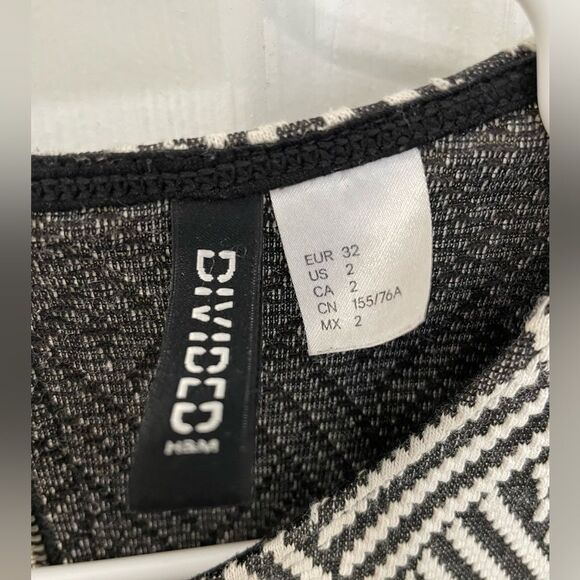 H&M Divided Black and White Geometric Tweed Knit Mini Dress Women’s Size 2 - Picture 3 of 6